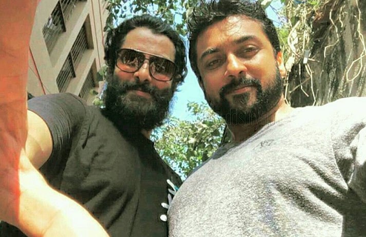 நடிகர்கள் விக்ரம் மற்றும் சூர்யா.